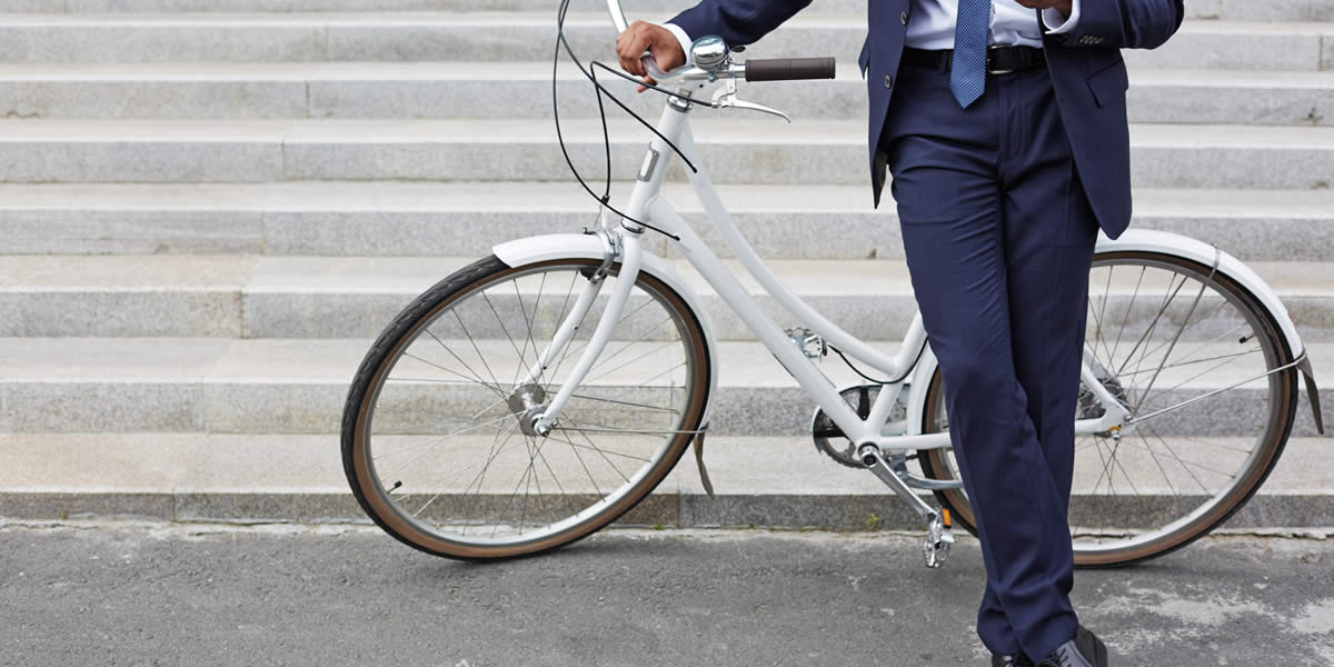 ビジネスマンと白い自転車の画像