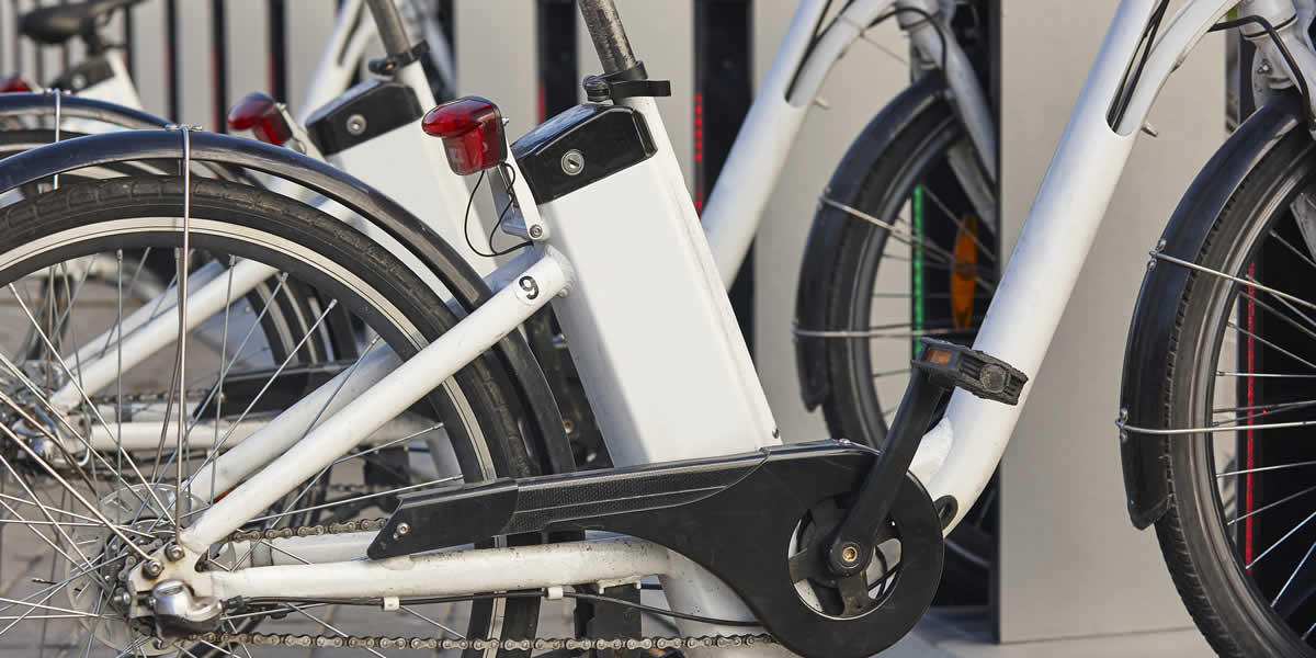 電動アシスト自転車が並んで充電している画像