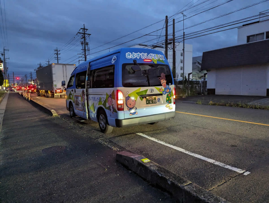 すでに満車の清須市のコミュニティバス、あしがるバスの画像です。