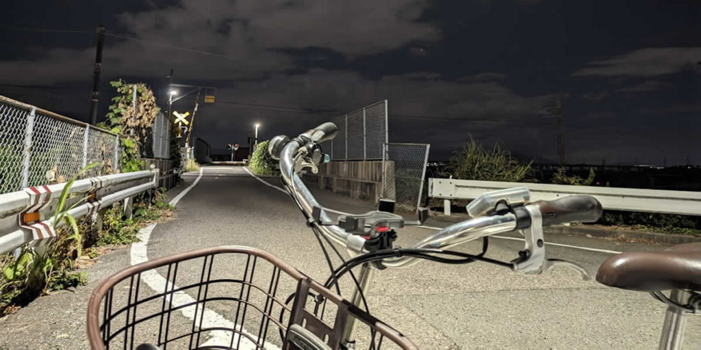 2023年9月27日に実施した「東奔西走プロジェクト」の写真で、夢逢橋の上で電動アシスト自転車PASと陸田陸橋（くがたりっきょう）の踏切が写っています。